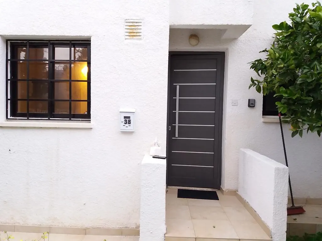 Miltos Beach House Larnaca 0*,